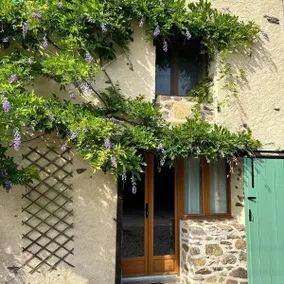 Rural cottage, sleeps 4 with garden and parking - Image 2