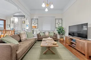 Comfy Character QLD’r ~ 3Bed House w/Parking - Image 2