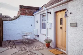 Fairytale cottage by the beach - Image 5
