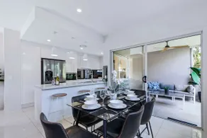 Park Avenue Luxe Chic Townhouse Sleeps 9, Carpark - Image 2