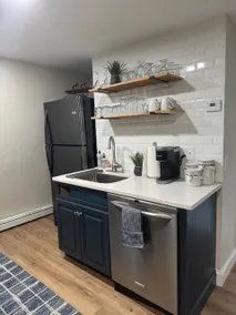Spacious two bedroom short walk to town and Harbor - Image 2
