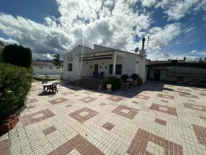 Independent villa in a rural residential area - Image 2