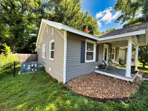 Charming & Historic Downtown Springfield Bungalow - Image 4