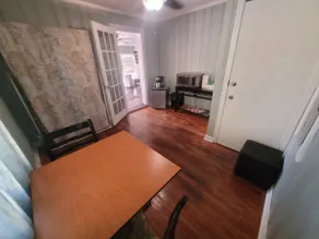 Efficiency Suite w King Bed 10 min walk Downtown - Image 4