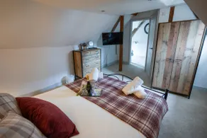 Golden Key Lodge New Forest Romantic 2-6 People - Image 2