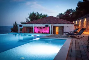 Lost Villa Hvar, seafront, infinity pool & gym - Image 4