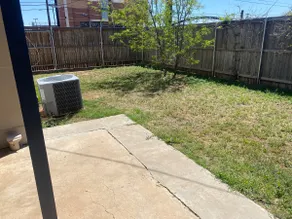 ★Clean&Comfy★3BR/2BA Home★EZ access to Loop289/I27 - Image 3