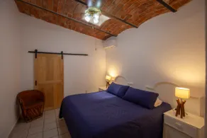 Central, spacious and charming suite with AC - Image 2