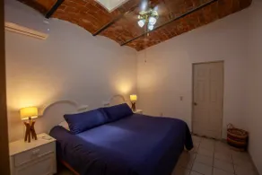 Central, spacious and charming suite with AC - Image 3
