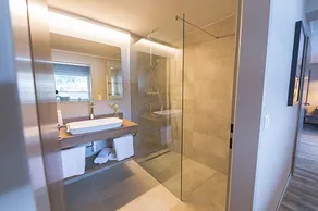 Spacious apartment overlooking the lake - Image 2