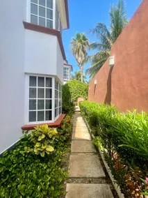 Stay like a local: downtown suite on the island - Image 5