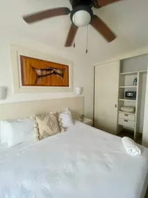 Stay like a local: downtown suite on the island - Image 2