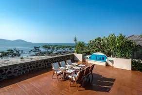 Lush and lux beachfront home, gameroom & billiards - Image 5