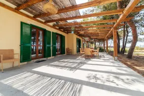 Beachfront villa with beach access - Image 4