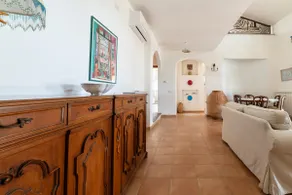 Beachfront villa with beach access - Image 5
