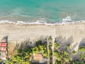 Beachfront villa with beach access - Image 2
