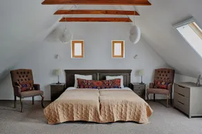 4BR Farmhouse Retreat with Finnish Sauna Sleeps 12 - Image 5