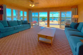 Lakefront Oasis-In town, walkable. Super clean - Image 3