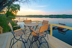 Lakefront Oasis-In town, walkable. Super clean - Image 2