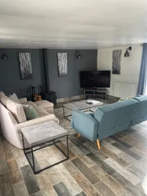 Pretty dog-friendly barn with private hot tub & countryside views - Image 2