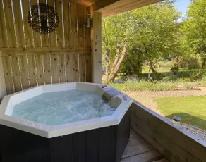 Private Stylish Lodge, Hot Tub, Wi-Fi, Heating, 5* - Image 5