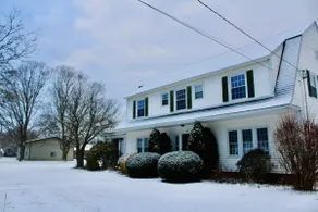 Farmhouse on working dairy farm - Image 2
