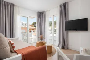Superior 1 Bedroom Apartment - balcony Pool view - Image 5