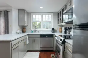 Oxford Square! Amazing Location! - Image 2
