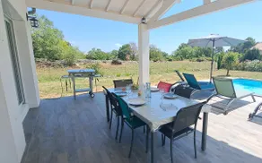 Smukke VILLA ARDECHE med fantastisk terrasse og pool med udsigt over vinmarkerne - Image 4
