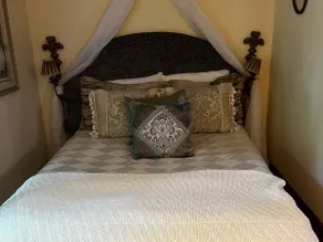 1930's Nostalgic Boutique Loft Canopy Beds - Image 5