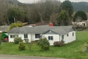 Comfortable Family-Friendly Home Near Fern Canyon - Image 5