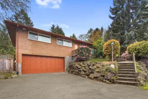 Acclaimed 4BR Modern Eclectic | Great Patio & Yard - Image 4