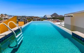 Accueil de luxe avec piscine à débordement! Marcher jusqu'à la ville, le port et la plage! - Image 2