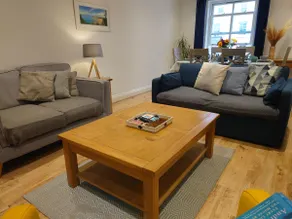 Stylish flat in central Tenby & free parking - Image 2