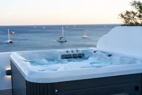 Comfort Dome Suite with Heated Jacuzzi & Sea View - Image 5