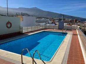 Penthouse on seafront with swimming pool - Image 3