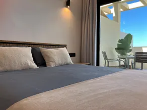 Penthouse on seafront with swimming pool - Image 5