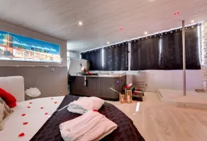 Brooklyn Suite with Jacuzzi and Private Sauna 392 - Image 4