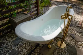 The Gold heart of Grass Valley w outdoor bathtub - Image 2