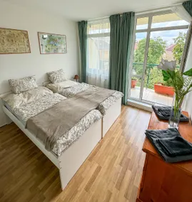Sunny Flat with Terrace & Park View Near City Centre - Image 2