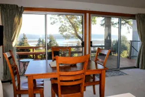 Expansive views, in town, with kitchen & laundry - Image 2