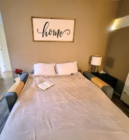 Open concept Guesthouse w/private entrance - Image 4