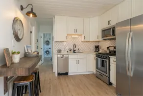 Near Bay w/ BBQ, Deck, A/C, Bikes, Beach Gear, Parking & Wi-Fi - Min to Beach! - Image 3