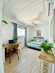 Near Bay w/ BBQ, Deck, A/C, Bikes, Beach Gear, Parking & Wi-Fi - Min to Beach! - Image 2