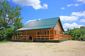 Quaint Lakeview Cabin - Image 2