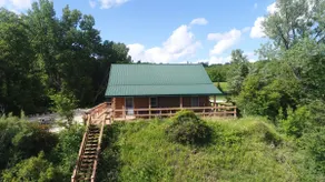 Quaint Lakeview Cabin - Image 5