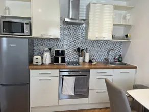 New Forest Barton-on-Sea cliff top, ground floor, garden apartment. 'Bayside'. - Image 3