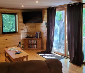 Woodlands Wild Cabin on 35 Acres - dog friendly - Image 3