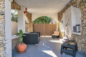 Private Studio Cabin steps from Calle 8 - Image 4