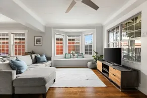 Quaint bungalow with parking/patio-walk to beach! - Image 2